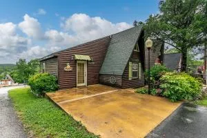 8 Mi to Dogwood Canyon Cozy Cabin with Deck - Lampe