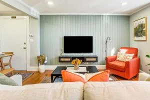 Walk to Constitution Beach Mid-Century Boston Gem - 温斯洛普