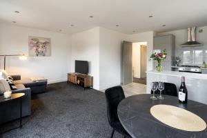 Modern 2-Bed Apartment with Balcony, Close To Oxford City Centre With Free Parking