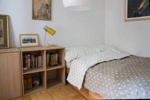 central apt whit a balcony and free parking space