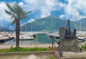 Rustico di Pianello Naturstein-Ferienhaus am See