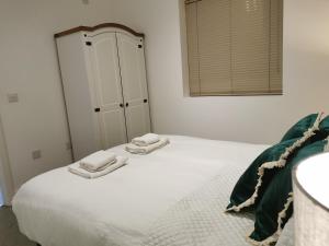 No 13 Colchester Town Flat with Kitchen & Parking