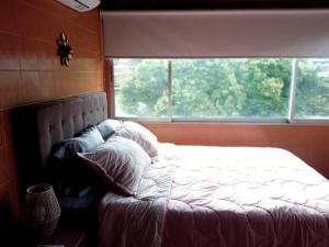 Loft con iluminación natural vista a las montañas