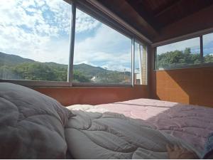 Loft con iluminación natural vista a las montañas