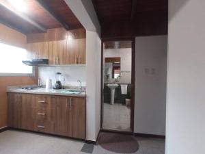 Loft con iluminación natural vista a las montañas