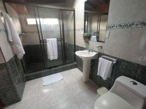 Loft con iluminación natural vista a las montañas