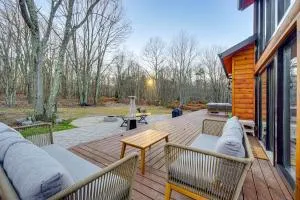 Ski, Hike and More Spacious Log Cabin in Long Pond - Warnertown