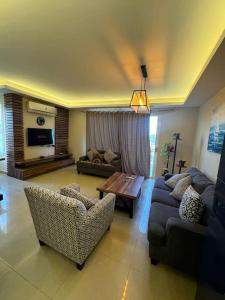 Spacious 3BR Einbay Chalet by the Pool