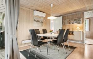 Three-Bedroom Holiday Home In Hvide Sande