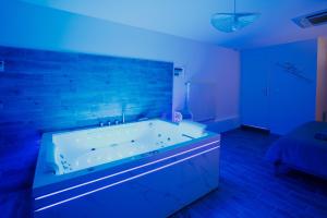 Appartements AppartSpa59 - Suite Tentation - Balneo, Sauna - Secret Room en option supplementaire : photos des chambres