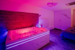 Appartements AppartSpa59 - Suite Tentation - Balneo, Sauna - Secret Room en option supplementaire : photos des chambres