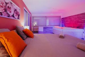 Appartements AppartSpa59 - Suite Tentation - Balneo, Sauna - Secret Room en option supplementaire : photos des chambres