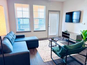 Entire Apartment with Relaxing King Bed, Pets Welcome, 15 Min to Parks, Resort-Style Amenities