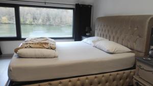 Charming Riverside House with Jacuzzi and Gym