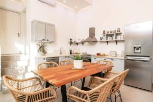 Villa Vardiola by Villa Plus