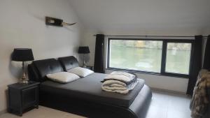 Charming Riverside House with Jacuzzi and Gym