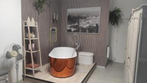 Charming Riverside House with Jacuzzi and Gym