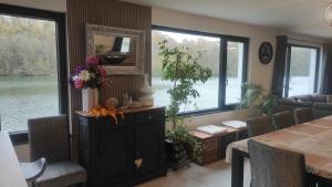 Charming Riverside House with Jacuzzi and Gym