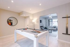 Stylish 3BDR House By Vista Stays Short Lets & Serviced Accommodation Manchester With Free Parking, Pool Table and PS4