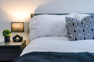 Stylish 3BDR House By Vista Stays Short Lets & Serviced Accommodation Manchester With Free Parking, Pool Table and PS4