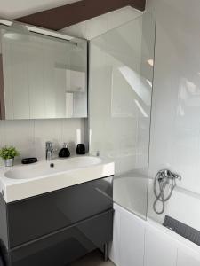 Le Cocon de lArc, parking free