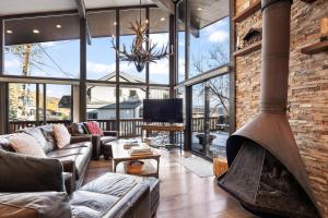 Ski In and Out, Short Walk or Drive to Ski and Bike Access, Private Hot Tub, Sleeps 6