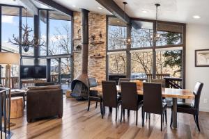 Ski In and Out, Short Walk or Drive to Ski and Bike Access, Private Hot Tub, Sleeps 6