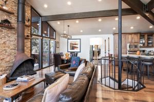 Ski In and Out, Short Walk or Drive to Ski and Bike Access, Private Hot Tub, Sleeps 6