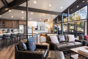 Ski In and Out, Short Walk or Drive to Ski and Bike Access, Private Hot Tub, Sleeps 6