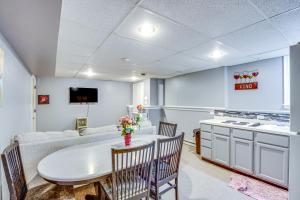 Shawnee Vacation Rental about 11 Mi to Kansas City!