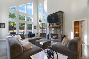 3 Mi to Lake Cabin with Hot Tub in Broken Bow!