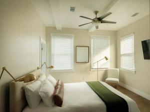 Downtown, contemporary, 2 bedroom, Roof Terrace! 4B