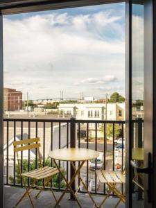 Downtown, contemporary, 2 bedroom, Roof Terrace! 4B