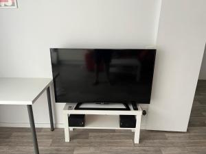 Beau grand 2 pièces balcon dernier étage calme vue dégagée sud