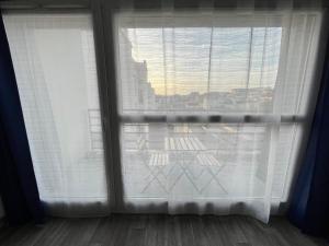 Beau grand 2 pièces balcon dernier étage calme vue dégagée sud