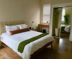 Downtown, contemporary, 2 bedroom, Roof Terrace! 3B