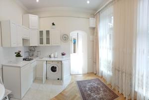 Світла затишна квартира в центрі біля Оперного театру з балконом, який виходить у тихий львівський дворик