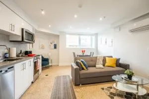 Modern 1BR Apartment Stunning View of CN Tower - Swansea