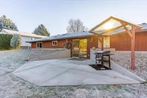Light & Bright Mid-Century Modern Berm House Central to Downtown & Hospitals - Chester