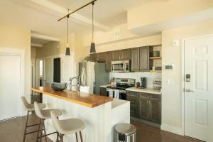 Downtown, contemporary, 2 bedroom, Roof Terrace! 3A