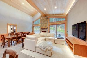 Luxe Valley Home w Sauna & Hot Tub Near Mazama