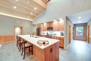 Luxe Valley Home with Sauna and Hot Tub Near Mazama