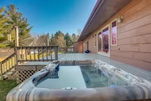 Pet-Friendly Tomahawk Home Deck and Private Hot Tub - توماهوك