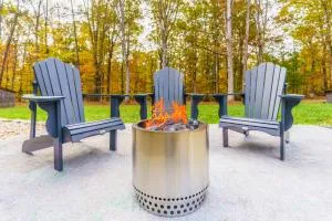 Cozy Cabin in the Woods w/ Playroom, Deck & Lounge - Oak Ridge