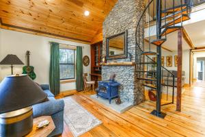 Cozy Cabin in the Woods w Playroom, Deck & Lounge