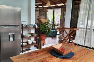 Tropical - Airy, open plan apartment in heart of Santa Teresa