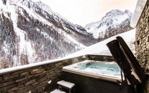 Luxury Three-Bedroom Apartment with Jacuzzi room in Chalet Les Rahâs by Mrs Miggins