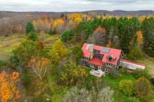 Luxe 14-Acre Vermont Countryside Lodge!