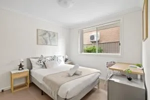 Cozy Double Room in Panania - Close to Stations & Stores - Shared Bathroom - Glenfield