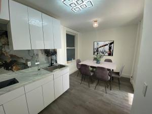 Manhattan Skyline Mins to TimeSQ